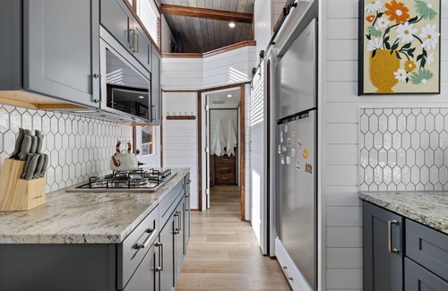 Eatonville House | Modern 2-bedroom tiny home– Near Mt. Rainier–with lake access