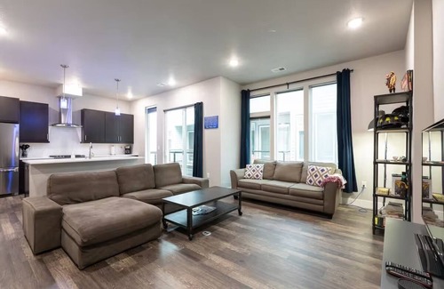 Five Points House | Modern 2-bedroom townhome w/rooftop patio in brilliant Denver