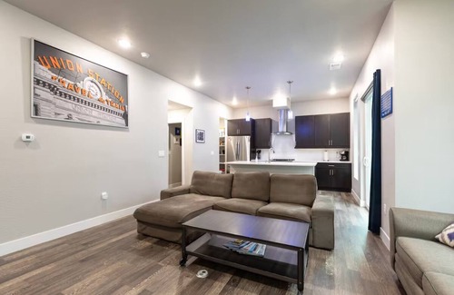 Five Points House | Modern 2-bedroom townhome w/rooftop patio in brilliant Denver