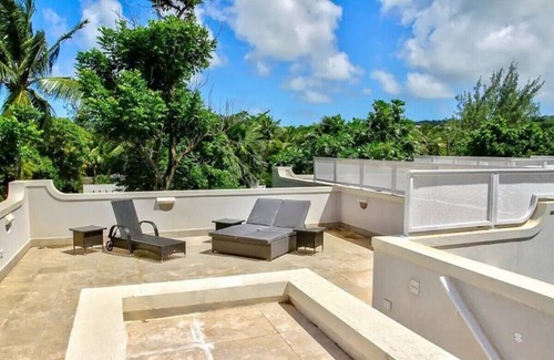 Gibbes House | Modern 2 Bedroom Townhouse near the Beach