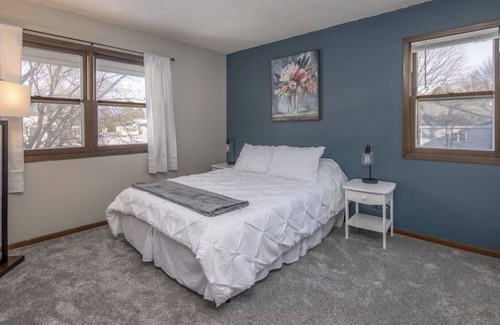 Clive House | Modern 2 Bedroom Townhouse in Quiet Neighborhood