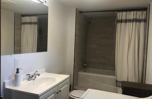 Des Moines Apartment | Modern 2 Bedroom with King near downtown w yard