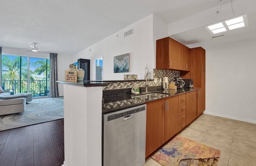 East Ocean Ave Apartment | Modern/2 Bedrooms/2 Bathrooms/Boat Parking/Coastal Luxury