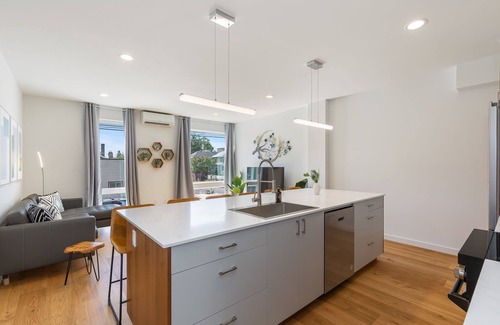 Squire Park House | Modern 2B2B w/Rooftop Walk to CapHill 6 Guests