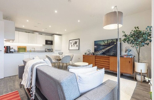Shephall Apartment | Modern 2BD Apt w/Balcony and Parking - Near London
