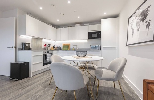 Shephall Apartment | Modern 2BD Apt w/Balcony and Parking - Near London