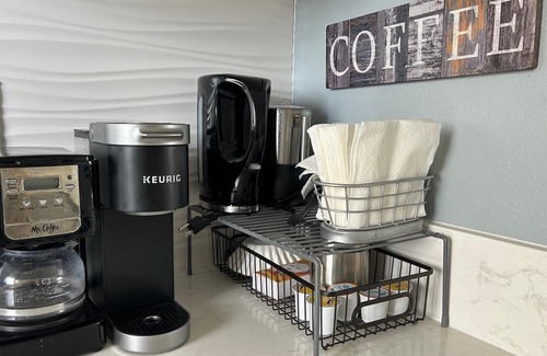 McCully - Moiliili Condo | Modern 2bdrm condo in Waikiki with full kitchen and convenient free parking.