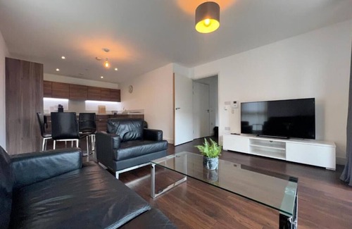 Evelyn Apartment | Modern 2BR 2BA Apt Sleeps 6 wParking