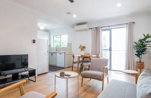 Hamilton Apartment | Modern 2BR Apartment Near Portside & Airport