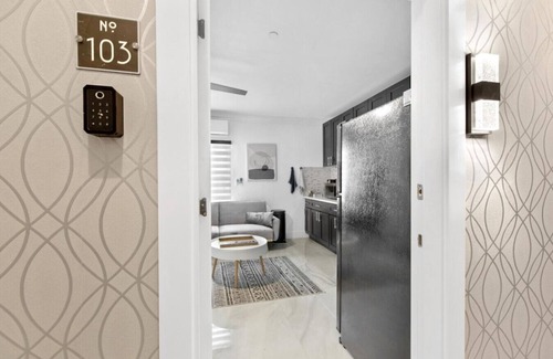 Tavernier Apartment | Modern 2BR Getaway | Full Kitchen + Bunks + AC