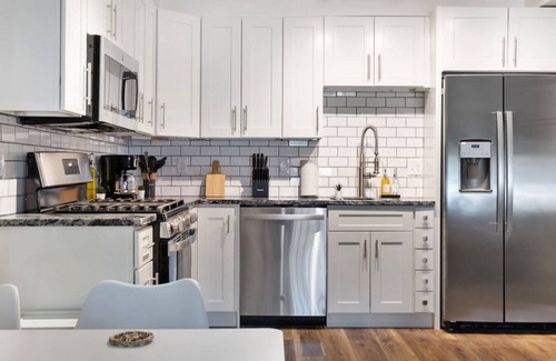 East Liberty Apartment | Modern 2BR in East Liberty | Queen Beds Parking