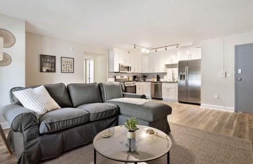 East Liberty Apartment | Modern 2BR in East Liberty | Queen Beds Parking