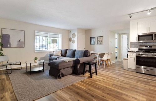 East Liberty Apartment | Modern 2BR in East Liberty | Queen Beds Parking