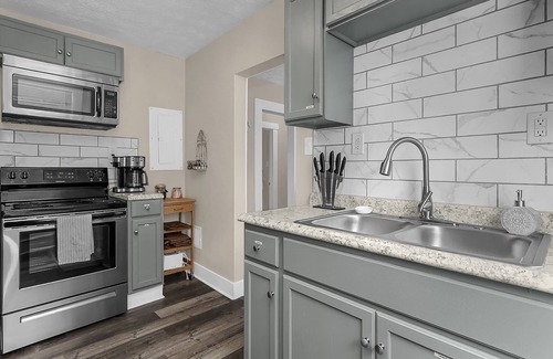 Franklin Park House | Modern❤️2BR near DT, 8 min walk to Franklin Park/Conservatory/Trolley District