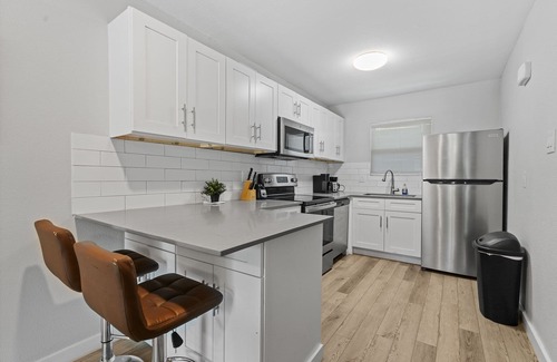 Hyde Park Apartment | Modern 2BR Near UT | Hyde Park | Evonify 3064