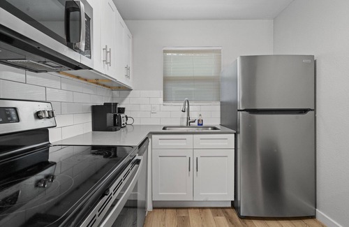 Hyde Park Apartment | Modern 2BR Near UT | Hyde Park | Evonify 3064