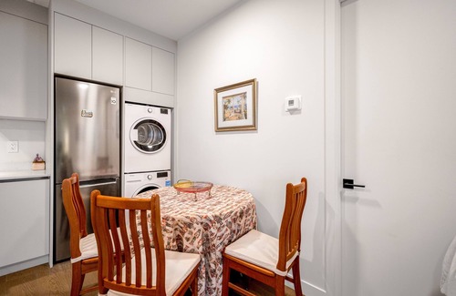 Dundarave House | Modern 2BR Suite in West Van | Patio & BBQ