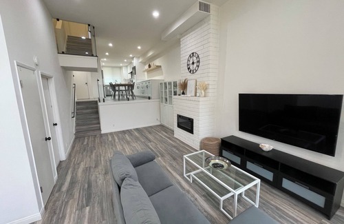 Encino Apartment | Modern 2BR Townhome w/free Hot tub & Pool