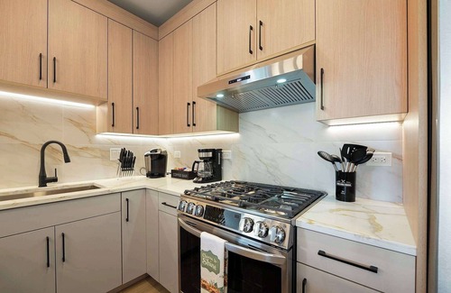 Tri-Taylor Apartment | Modern 2BR2BA Condo Free Parking and Balcony