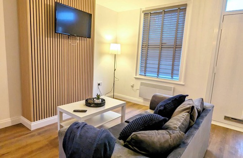 Halstead House | Modern 3 bed 1 bath house in Halstead with private garden, free parking and WiFi