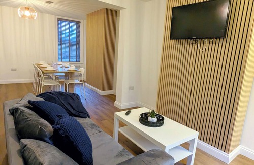 Halstead House | Modern 3 bed 1 bath house in Halstead with private garden, free parking and WiFi