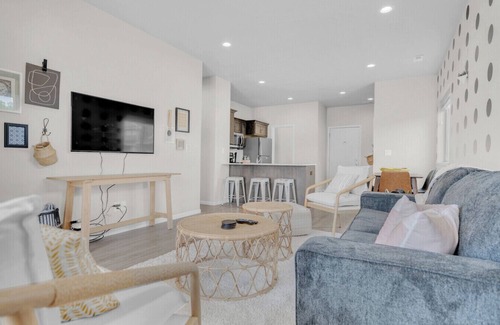 Washburn House | Modern 3 Bed/3.5 Bath Townhome Near Lost Island Water/Theme Park