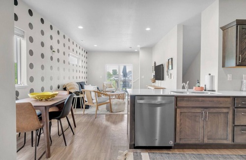 Washburn House | Modern 3 Bed/3.5 Bath Townhome Near Lost Island Water/Theme Park