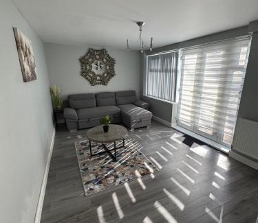 Sheffield Apartment | Modern 3-Bed Family Home in Quiet Sheffield Area