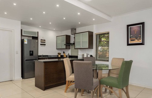 Century City Apartment | Modern 3-Bed Home , Canal Views & Parking