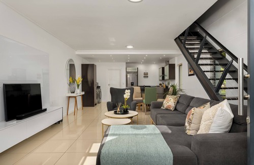 Century City Apartment | Modern 3-Bed Home , Canal Views & Parking