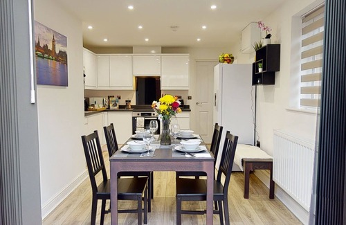 Forsbrook House | Modern 3 Bed house. 8 miles from Alton Towers.