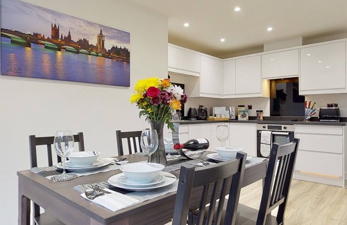 Forsbrook House | Modern 3 Bed house. 8 miles from Alton Towers.