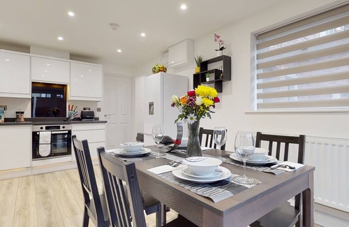 Forsbrook House | Modern 3 Bed house. 8 miles from Alton Towers.