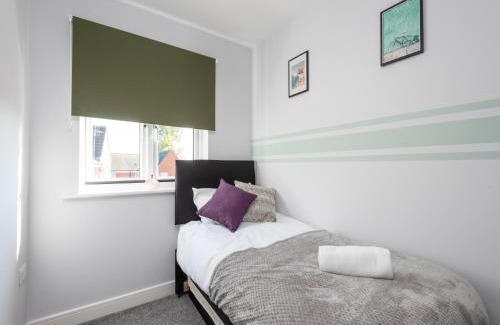 Ashford House | Modern 3 Bed House For 5- City Central - Parking