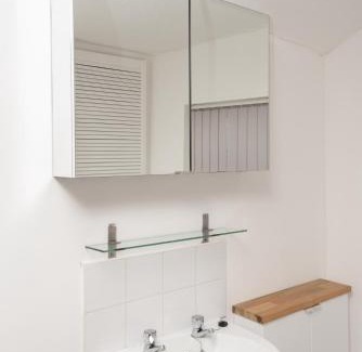 St Helens Apartment | Modern 3 bed, sleeps 8