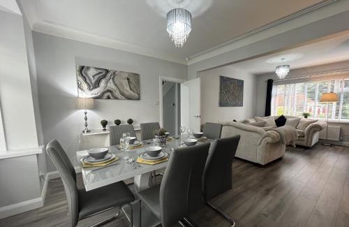 Whitefield House | Modern 3-bed stay-away-home sleeps 6 nr Manchester