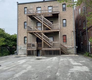 Bronzeville Apartment | Modern 3 Bedroom Close to Downtown Chicago