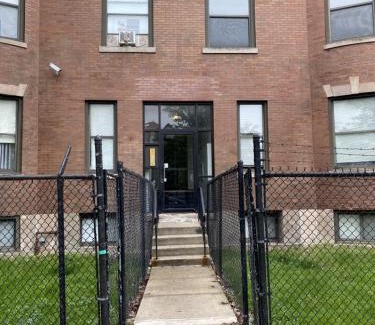 Bronzeville Apartment | Modern 3 Bedroom Close to Downtown Chicago