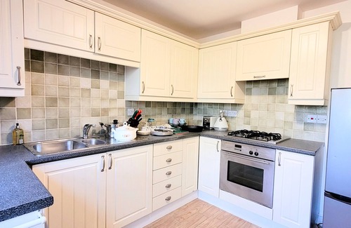 Ashford House | Modern 3-Bedroom ComfortStay – Perfect Ashford Retreat & Relaxation