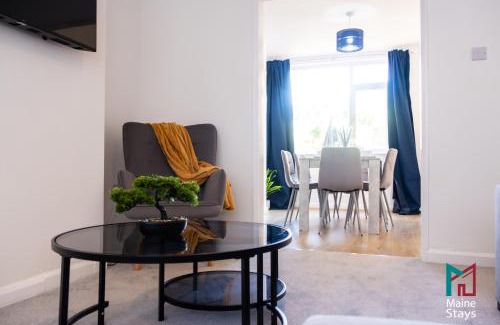 Wyken House | Modern 3 Bedroom Home, 6 beds, free parking, Wi-Fi, Netflix, Near Coventry City Centre & Hospital
