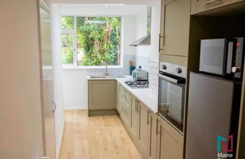 Wyken House | Modern 3 Bedroom Home, 6 beds, free parking, Wi-Fi, Netflix, Near Coventry City Centre & Hospital