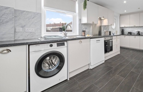 Bellshill House | Modern 3 bedroom house with private parking, modern kitchen and easy access around Glasgow