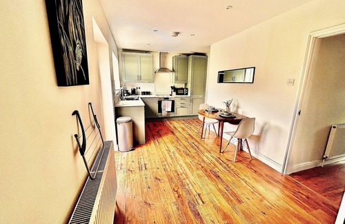 Staple Hill House | Modern 3 Bedroom House w/Parking and Large Garden