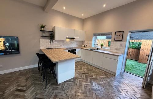 Offerton Apartment | Modern 3 Bedroom house, Walk to Train Town