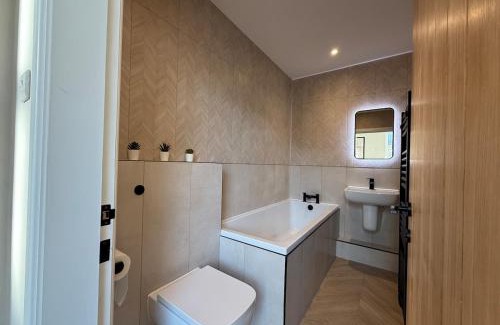 Offerton Apartment | Modern 3 Bedroom house, Walk to Train Town
