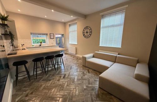 Offerton Apartment | Modern 3 Bedroom house, Walk to Train Town