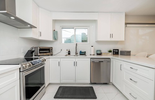 Chilliwack Proper Village West House | Modern 3-bedroom Rancher with AC and WiFi in Chilliwack