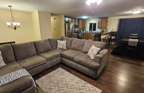 Howland Corners House | Modern 3-Bedroom Retreat in Howland - WiFi, Office & Fitness Space