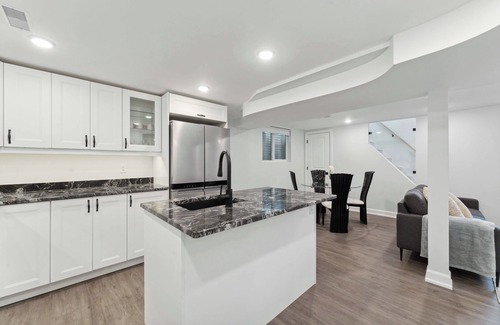 Bells Corners House | Modern 3 Bedroom Suite