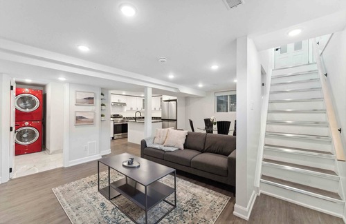 Bells Corners House | Modern 3 Bedroom Suite